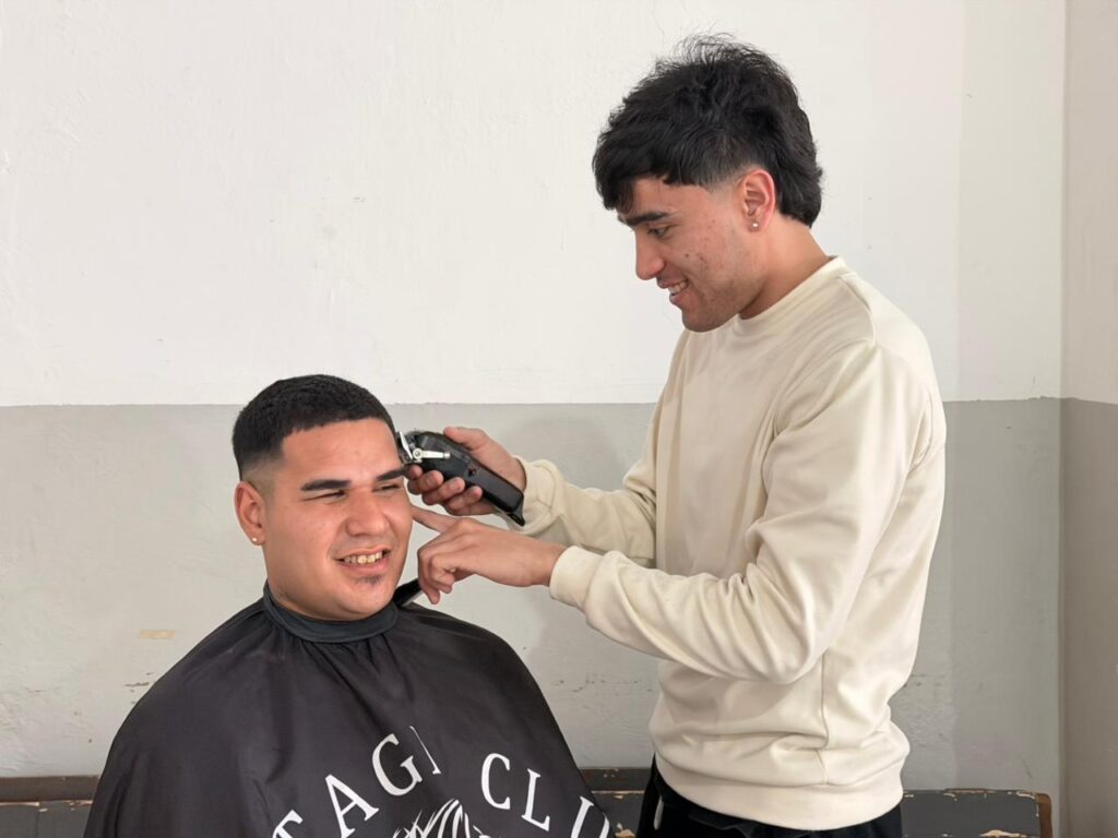 Vecinos del Villa Casey, en las manos profesionales de los peluqueros solidarios