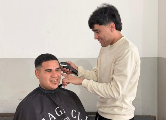 Vecinos del Villa Casey, en las manos profesionales de los peluqueros solidarios