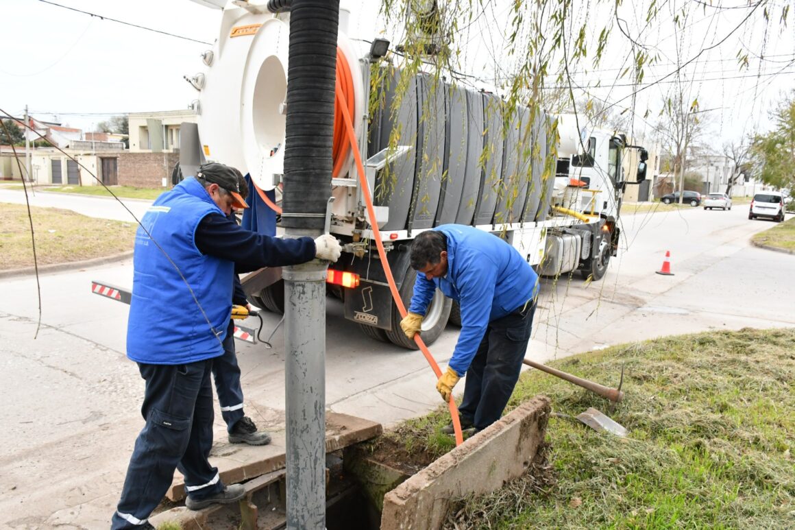Fenómeno de El Niño: avanzan las tareas con el camión desobstructor en diferentes puntos de la ciudad