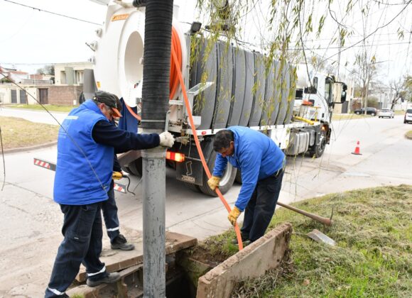 Fenómeno de El Niño: avanzan las tareas con el camión desobstructor en diferentes puntos de la ciudad