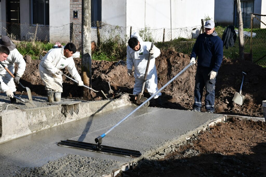 Obras en barrio Gutiérrez: avanza a buen ritmo el plan de pavimento en el sector de Paso entre Derqui y Antártida Argentina