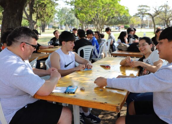 La Primavera se celebró con música, juegos y propuestas jóvenes en plaza San Martín