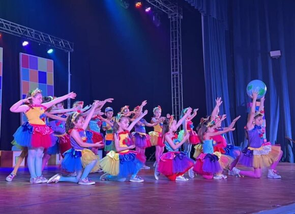La Escuela Municipal de Teatro Musical presenta “Comedia Mágica” en el Centro Cultural