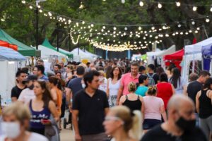 Un domingo con emprendedores, karaoke libre y “Octubre Rosa” en el Paseo de la Ciudad