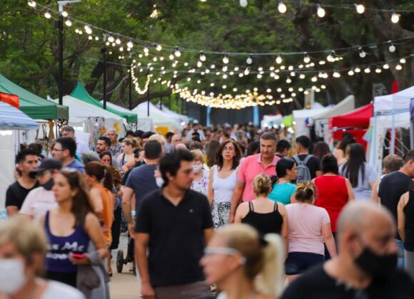 Un domingo con emprendedores, karaoke libre y “Octubre Rosa” en el Paseo de la Ciudad