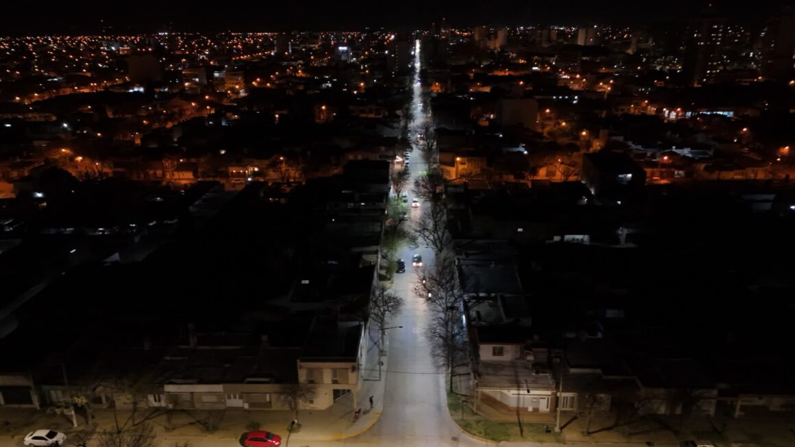 Juan Ignacio Pellegrini: “finalizamos el recambio de 120 luminarias led en calle Castelli” Juan Ignacio Pellegrini: “finalizamos el recambio de 120 luminarias led en calle Castelli”