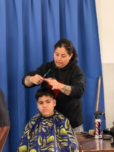 Once peluqueros de “Tijeras Solidarias” ofrecieron sus servicios en el Centro Integrador Comunitario