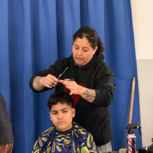 Once peluqueros de “Tijeras Solidarias” ofrecieron sus servicios en el Centro Integrador Comunitario Once peluqueros de “Tijeras Solidarias” ofrecieron sus servicios en el Centro Integrador Comunitario