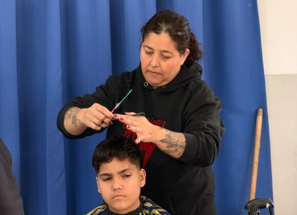 Once peluqueros de “Tijeras Solidarias” ofrecieron sus servicios en el Centro Integrador Comunitario