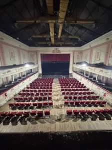 Intervención artística para celebrar el proyecto de reformas del histórico Teatro Verdi