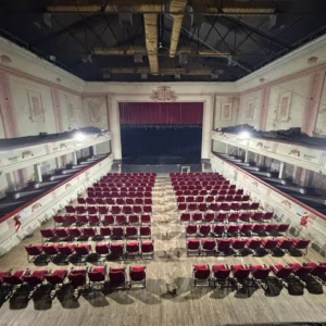 Intervención artística para celebrar el proyecto de reformas del histórico Teatro Verdi Intervención artística para celebrar el proyecto de reformas del histórico Teatro Verdi