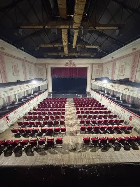 Intervención artística para celebrar el proyecto de reformas del histórico Teatro Verdi Intervención artística para celebrar el proyecto de reformas del histórico Teatro Verdi
